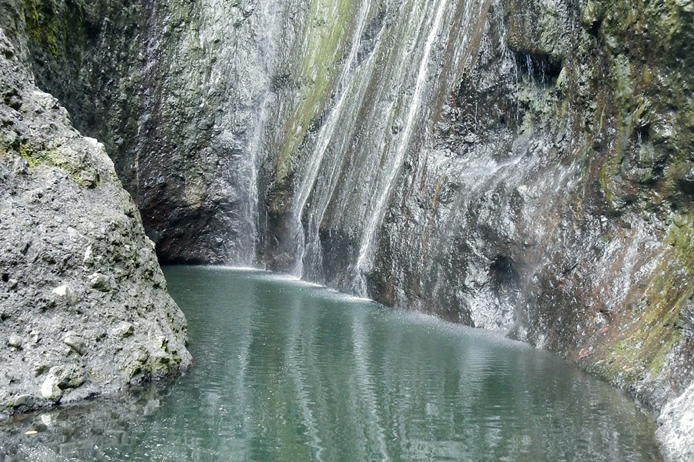 Vasque de la cascade Vaieenui de Hanavave à Fatu Hiva. photo 3bp