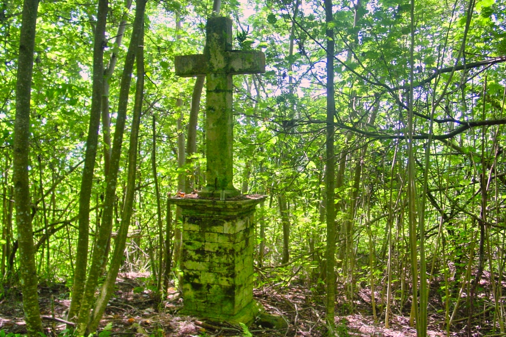 Croix de l'ancien cimetière de Taravai, Gambier. © Tahiti Heritage