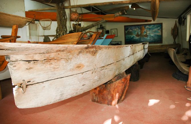 Ancienne pirogue au Musée de la mer de Ua Huka