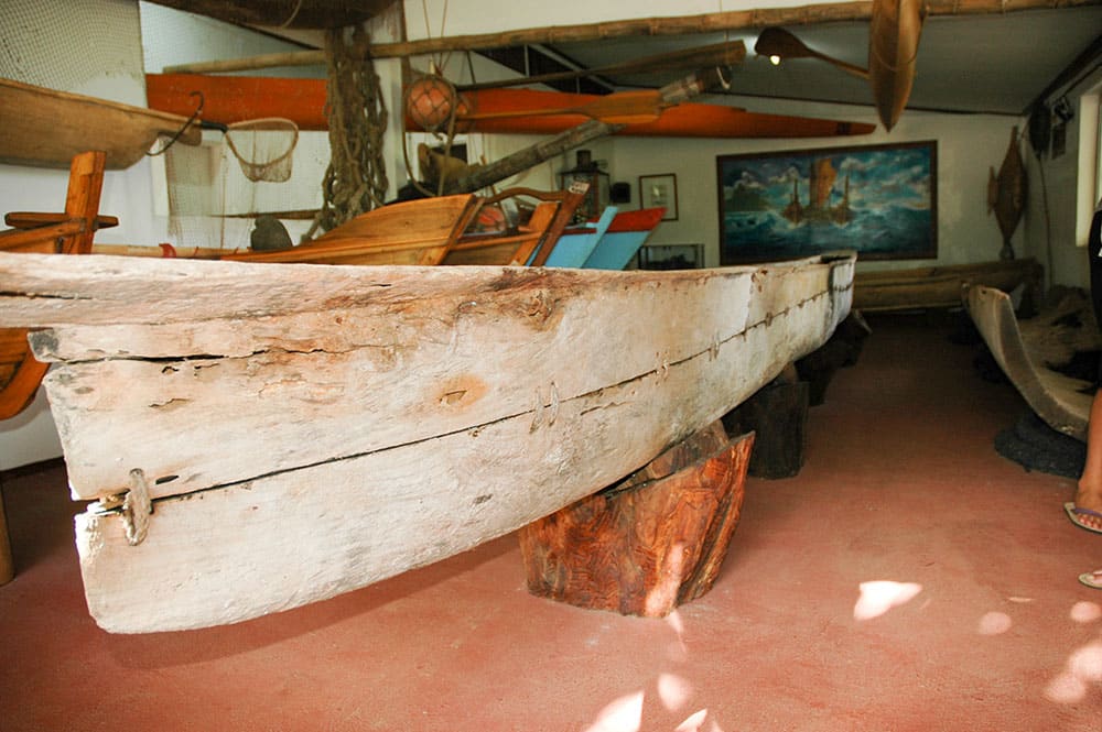 Ancienne pirogue au Musée de la mer de Ua Huka