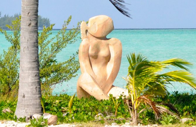 Vahine e ia, sculpture de l'aéroport de Bora Bora. Photo Elsa Fernicle