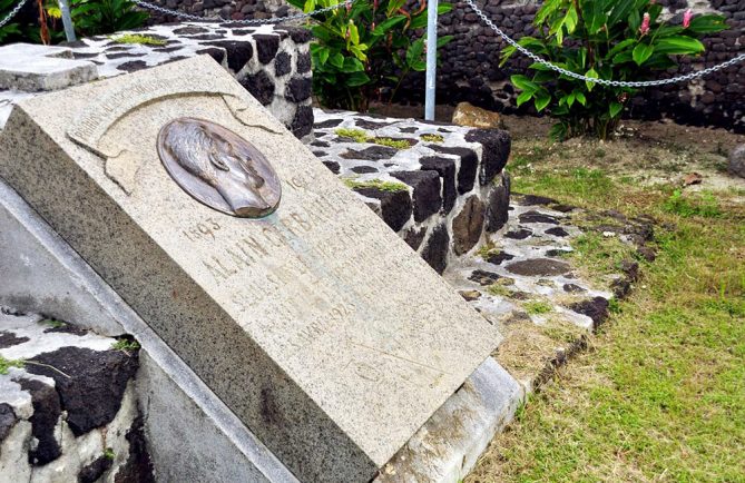 Stèle du navigateur Alain Gerbault, Bora Bora