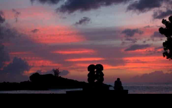 Coucher de soleil à Omoa, Fatu Hiva. Photo Purutaa.