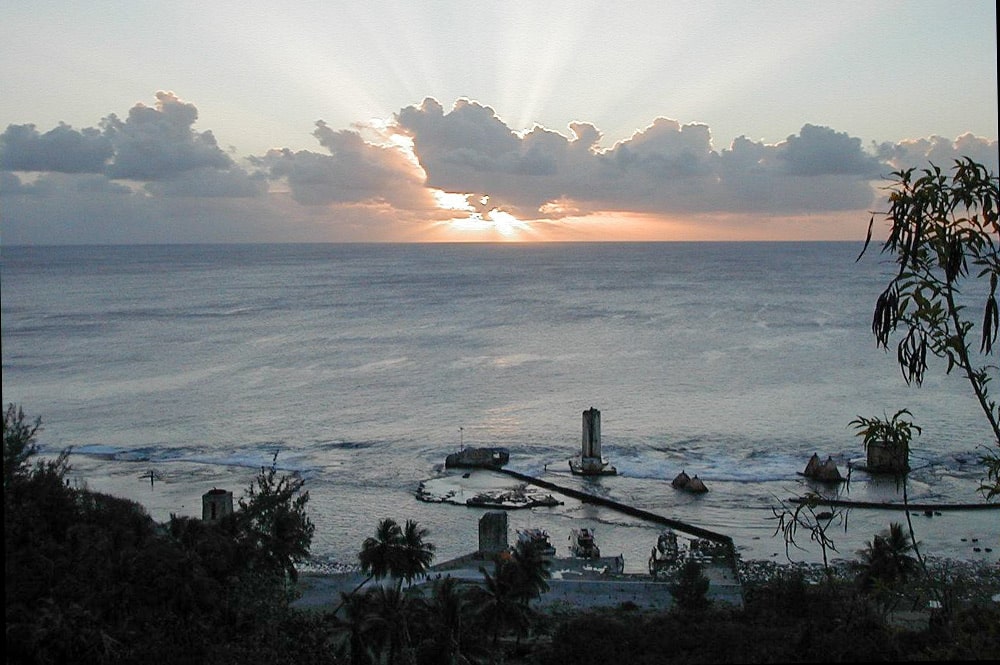 Coucher de soleil sur le port de Temao à Makatea