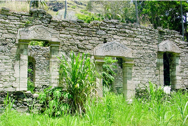 Vestiges de la maison du roi à Akamaru, Gambier en 2000 © Tahiti Heritage