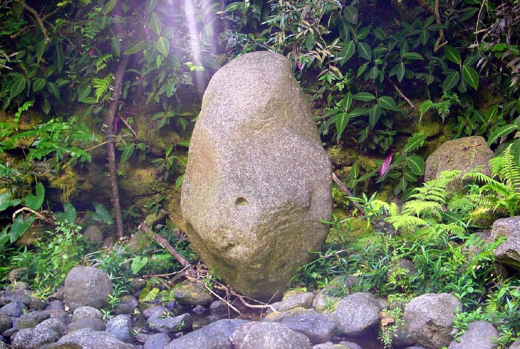 La pierre de la sculpture de Tahiri vahine dans la vallée de la Naohata en 2005