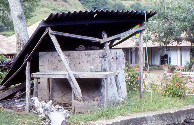 Four à pain de Ahurei à Rapa en 1985