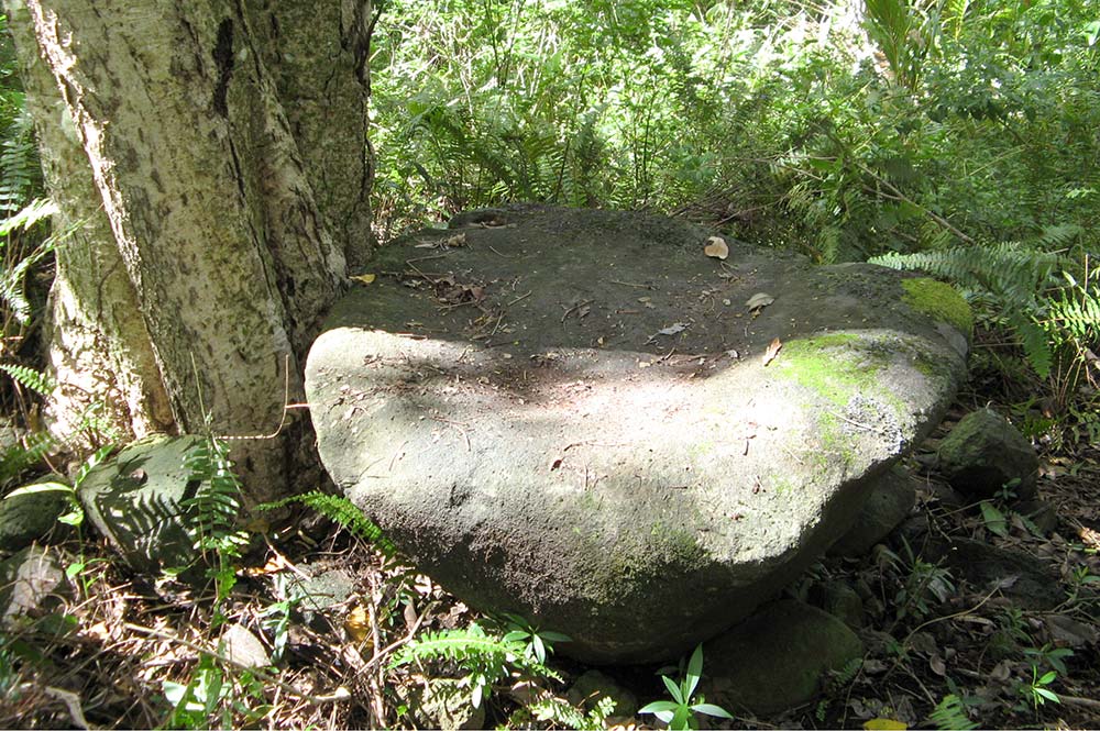 Pierre poatuaka'iri, la pierre source de Rikitea