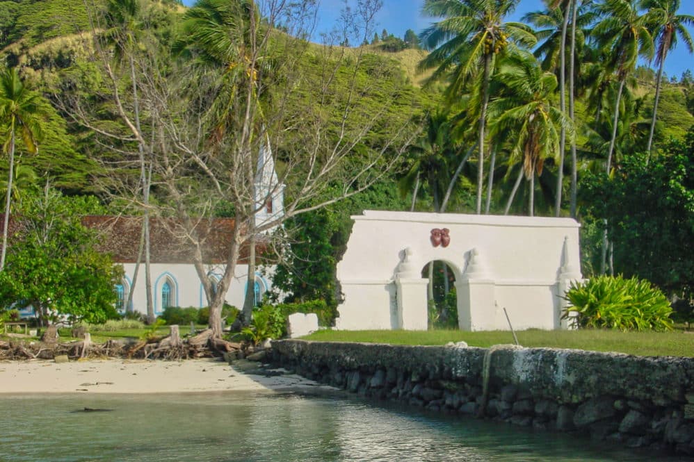 L'embarcadère, le portail et l'église de Taravai. Gambier. Photo Olivier Babin 2003