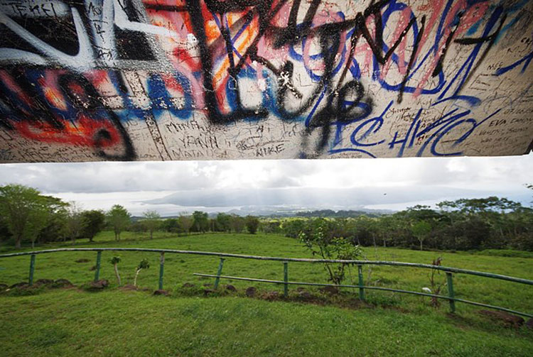 Graffitis au belvédère de Taravao, Tahiti. Photo Yan Peirsegaele