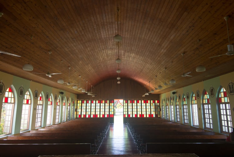Intérieur de l'église de Faaone, Tahiti © Tahiti Heritage