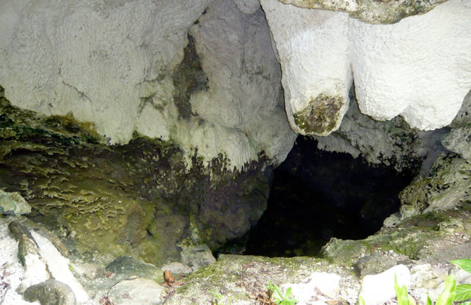 Grotte Ta'ata atu, appelée Titi Tautau à Niau