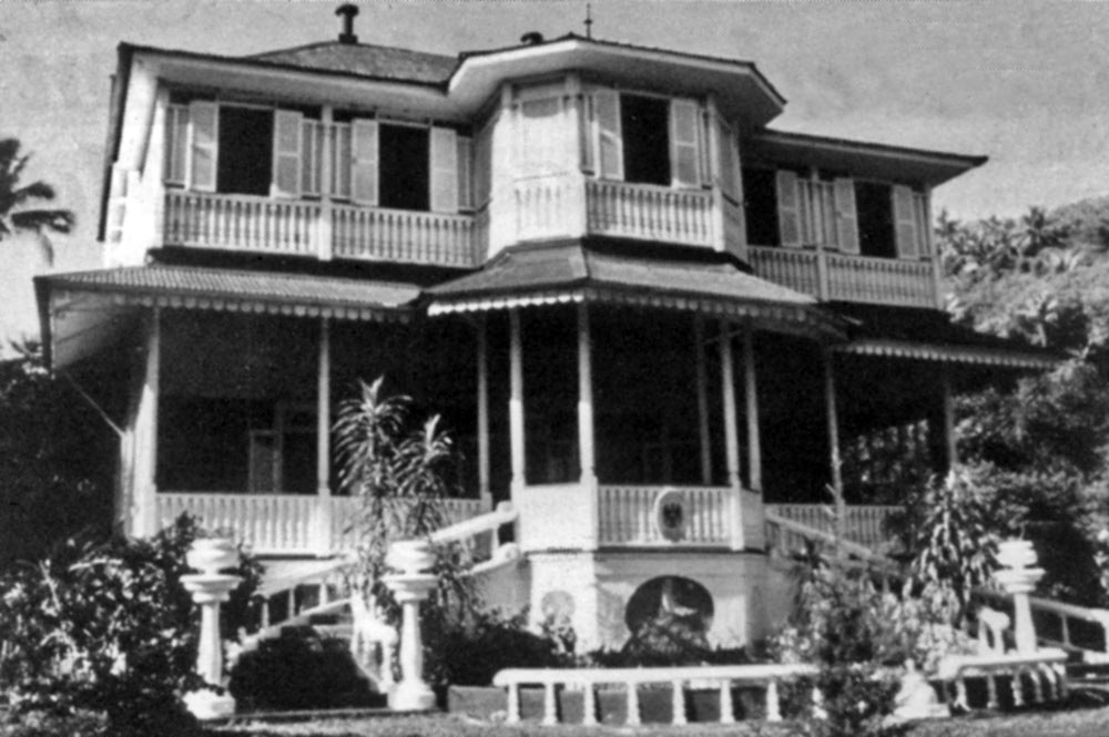 La Saintonge, devenue l'hotel de ville d'Arue, Tahiti, en 1950