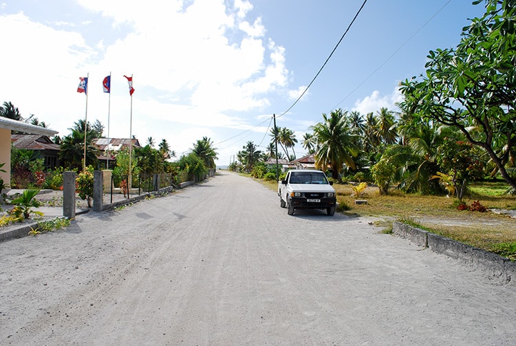 Rue principale du village de Niuhu à Fakahina