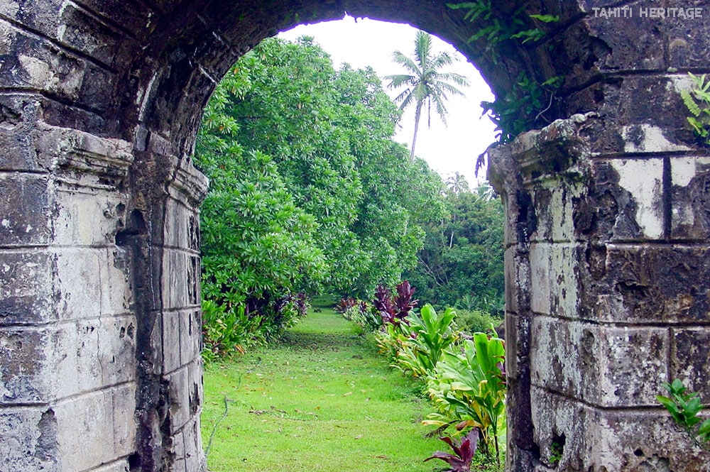 Arche du portail du couvent de Rouru, à Mangareva © Tahiti Heritage