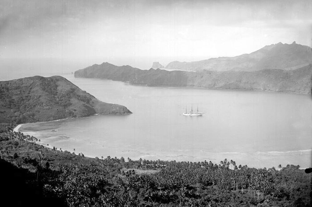 La baie de Anaho à Nuku Hiva en 1898, avec l'aviso Aube. Photo L. Lemasson