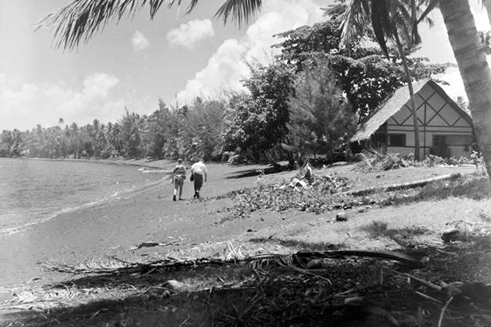Plage du Royal Tahitian à Taaone, Pirae en 1952