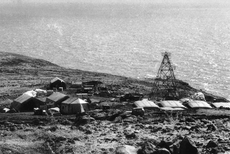 Forage Dominique en 1973, sur la crête Est de la baie de Avaneo à Eiao