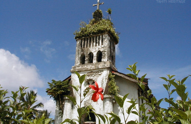 L'église du Sacré cœur de Hitiaa en 1998. Photo Victor Babin