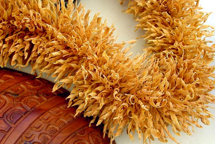 Colliers de pelures de Santal © Tahiti Heritage