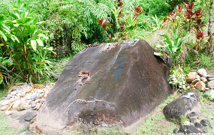 Météorite de Pere, Opurei a Pere. Farehape, vallée de la Papenoo © Tahiti Heritage