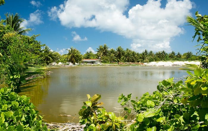 Le lac derrière la mairie d'Avatoru