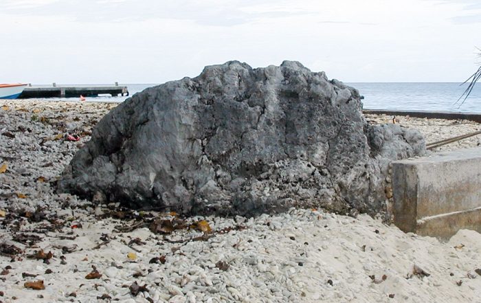 Pierre Hereaparoa, dîte des baleines, Tiputa, Rangiroa © Tahiti Heritage