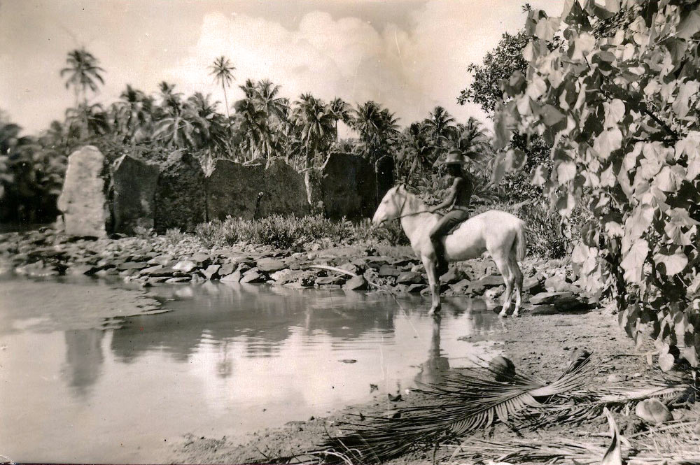 Marae Manunu, à Maeva, Huahine en 1940. Photo Norman