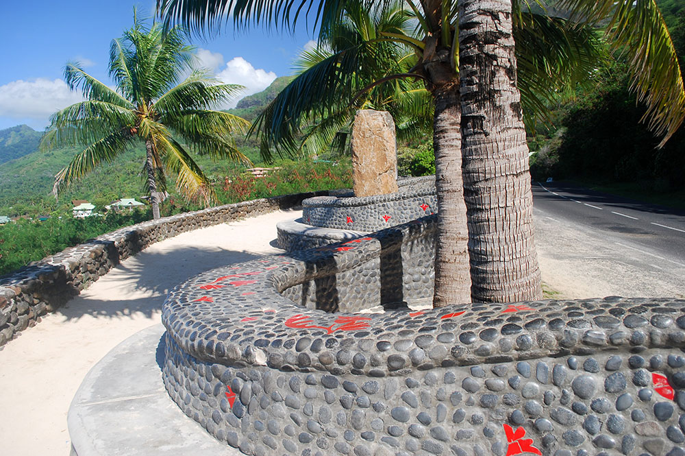 Stèle des victimes du crash de Moorea en 2007 © Tahiti heritage