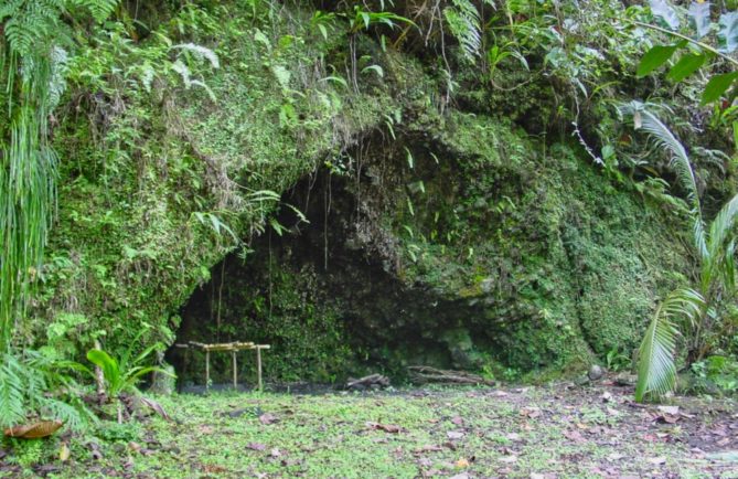 Grotte Pufau, vallée de papenoo © Tahiti Heritage