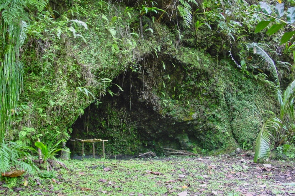 Grotte Pufau, vallée de papenoo © Tahiti Heritage