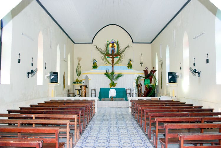 Intérieur de l'église Jeanne d'Arc de Puka Puka