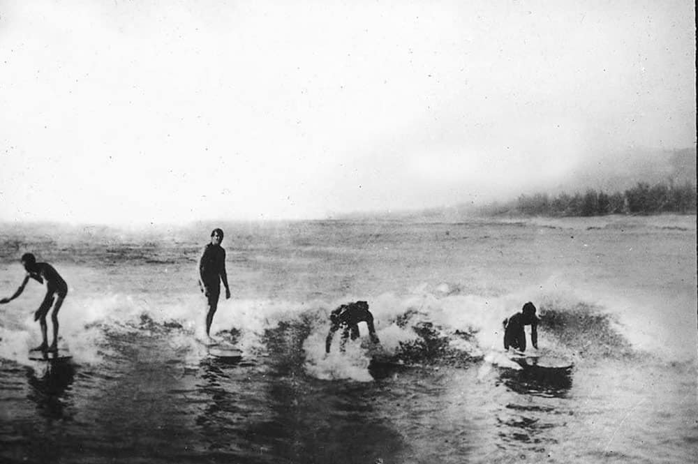 Surfeurs à Hitiaa en 1914 - Photo Bjarne-Kroepelien