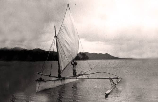 Légende du vieux Haauri. Pirogue à voile à Bora Bora en 1935. Photo Pierre Verger