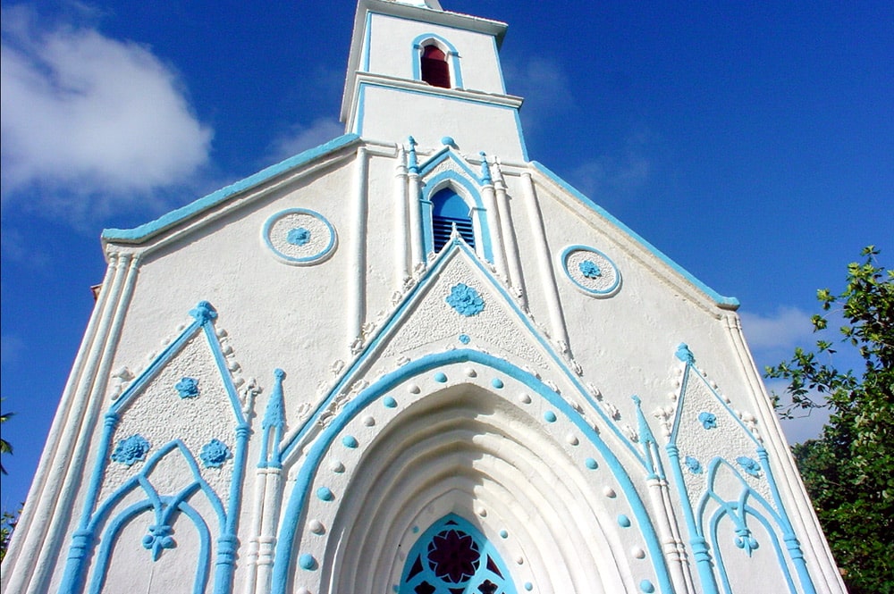 Fronton de l'’église de Taravai aux Gambier blanche et bleu de la Vierge. © Tahiti Heritage