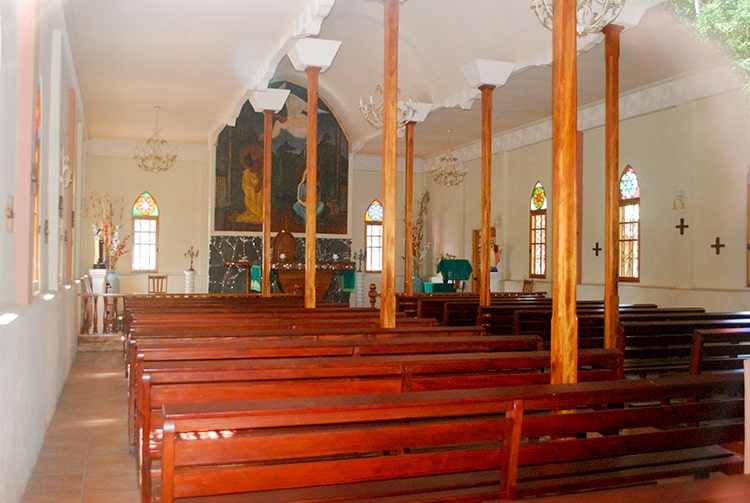 Intérieur de la chapelle St-Joseph de Paopao, Moorea