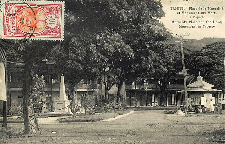Monument aux morts du 25 octobre 1918, place de la Mutualité à Papeete vers 1920. L Gauthier