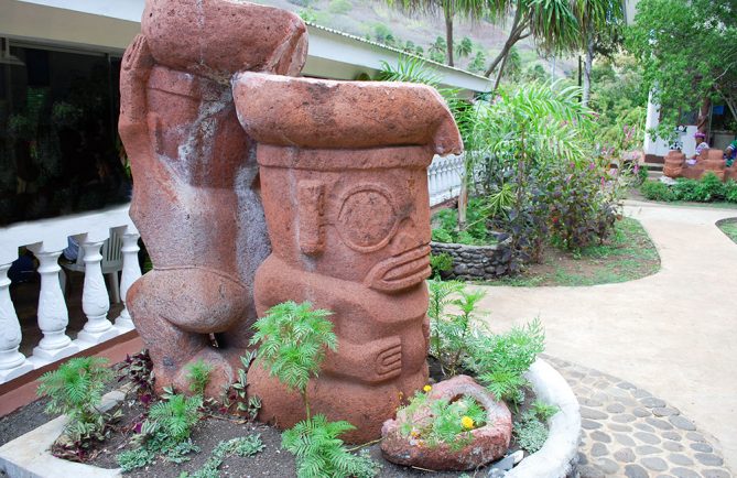 Tiki des porteurs d'eau, mairie de Vaipaee, Ua Huka
