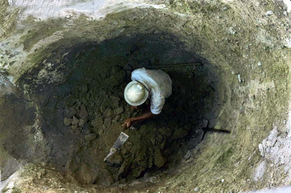 Un ouvrier de Makatea dans un trou de 8 m de profondeur. 1965. Photo Taote Charles
