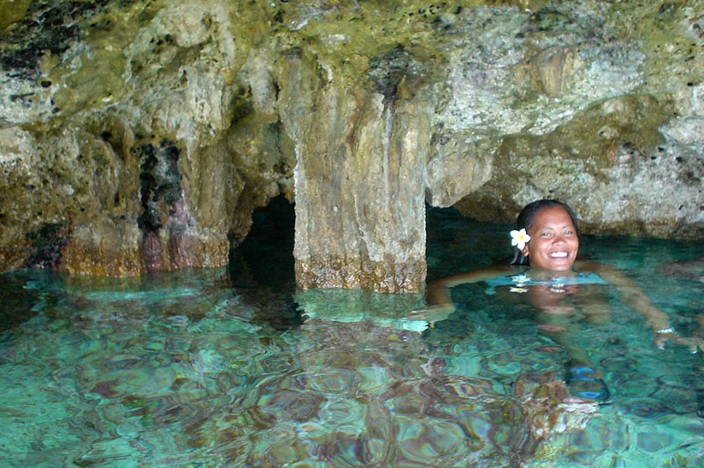 Intérieur de la grotte Faitiga du sud de Anaa. Photo J.P. Baury