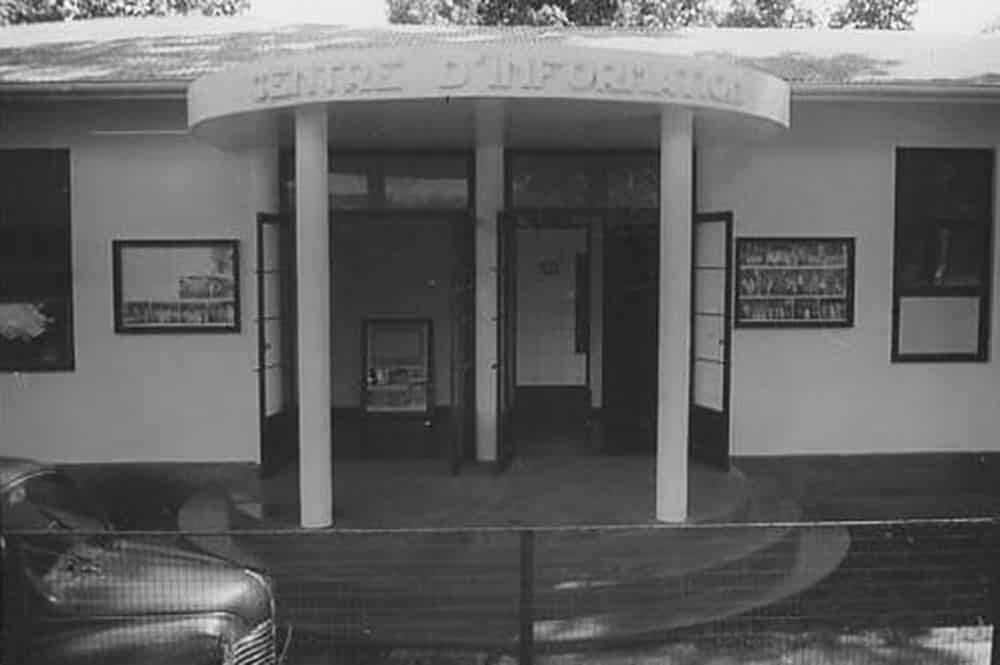 Le bureau d'information du collège Gauguin lors de l'inauguration en 1950