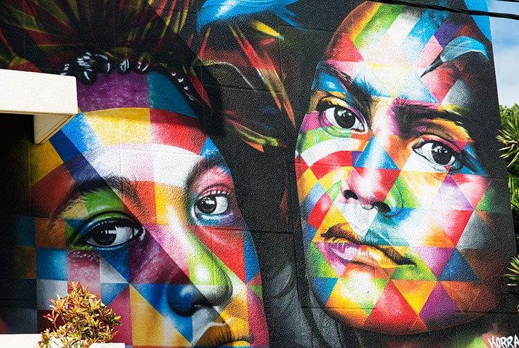 Street-art, portraits colorés de tahitiennes par Kobra, Collège La Mennais à Papeete.