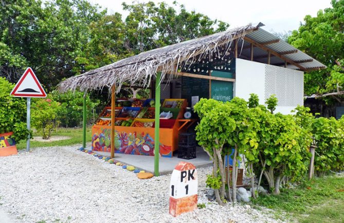 Magasin de fruits et légumes à Rotoava, atoll de Fakarava