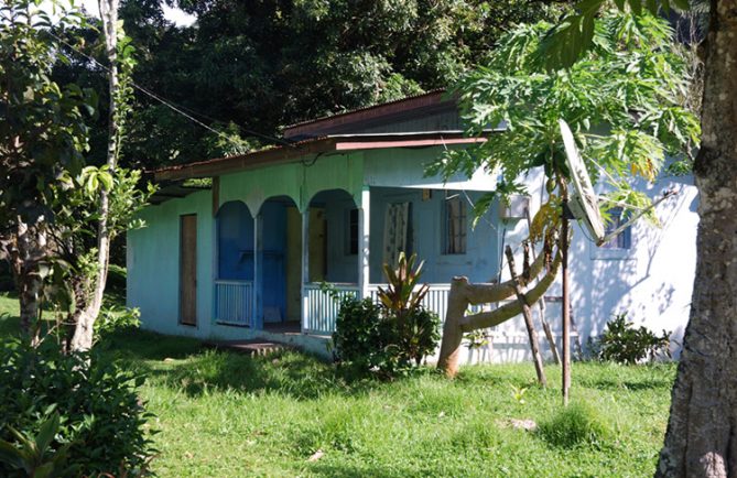 Maison bleue de Hanaiapa, Hiva Oa. Photo Denisepierre