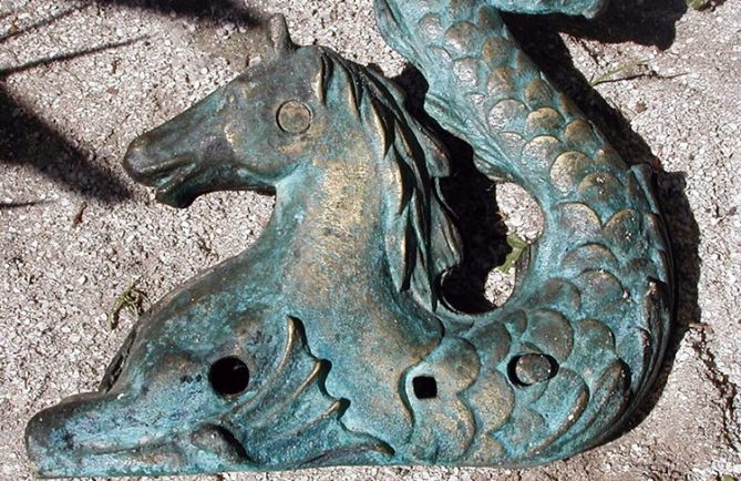 Hippocampe en bronze, vestige d'une épave de Mangareva. © Tahiti Heritage