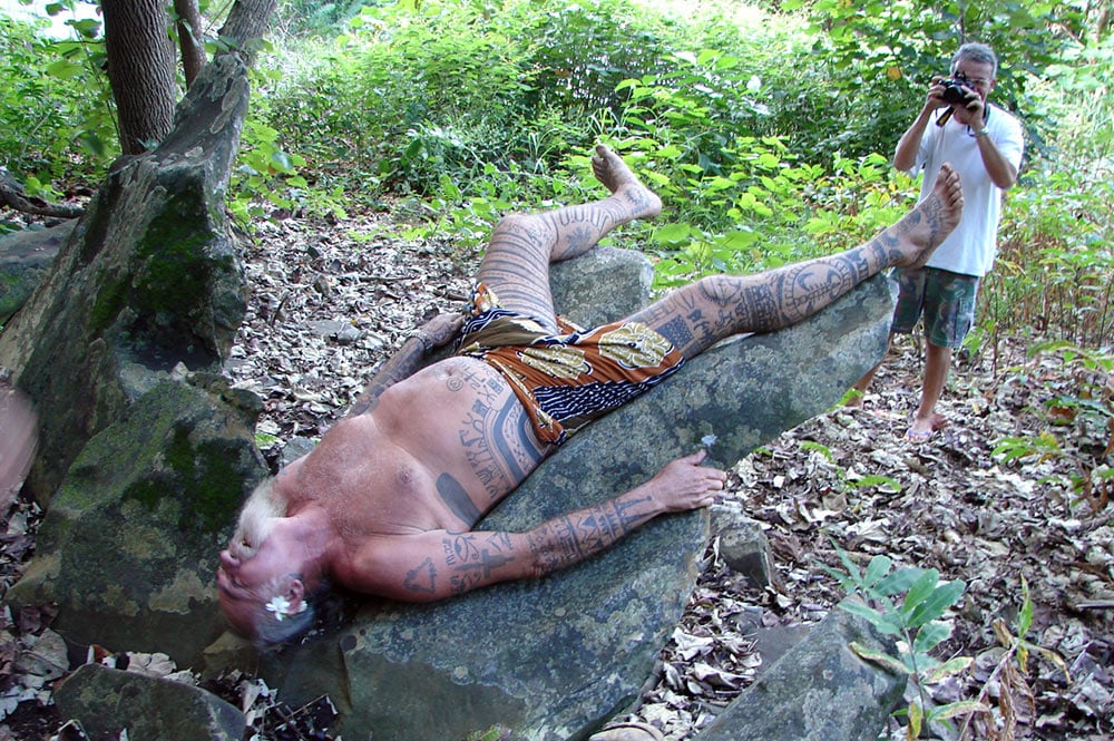 Raymond Graffe testant la pierre à accoucher de Tubuai