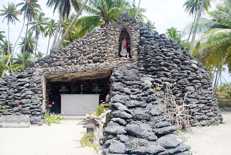 Grotte de la Vierge à Raroia © Tahiti Heritage