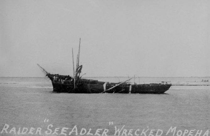 Epave du corsaire allemand Seeadler à Mopelia. State-Library of Victoria, coll. Green Allen.