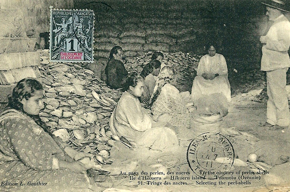Le triage des nacres à Hikueru. 1912. Photo Lucien Gauthier