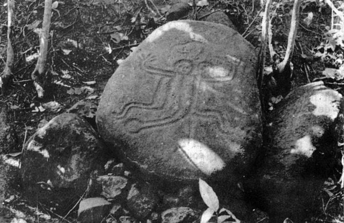 Le Pétroglyphe des jumeaux dans la vallée de Tipaerui (Papeete) en 1970